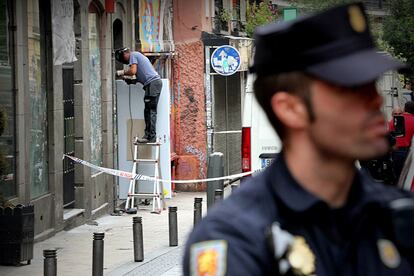 Un operario cierra la puerta de acceso al edificio del Patio Maravillas situado en la calle Pez de Madrid.