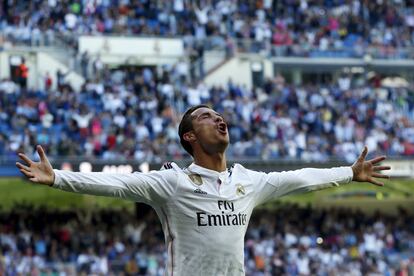 Cristiano Ronaldo celebra o quinto gol em um jogo contra o Granada, no Santiago Bernabéu, em 5 de abril de 2015.