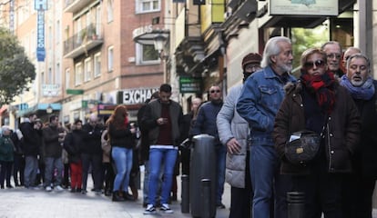 Colas en la administración de Doña Manolita en la Calle del Carmen (Madrid).