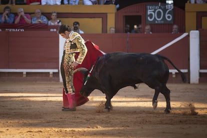 Quietud y zapatillas asentadas para trazar un muletazo por la espalda.