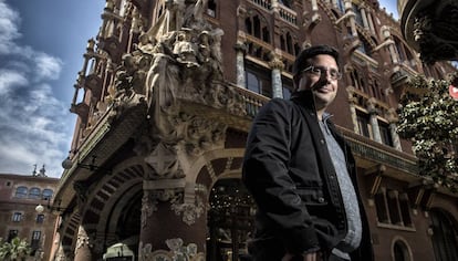 El m&uacute;sico H&eacute;ctor Parra, frente al Palau de la M&uacute;sica.