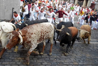 Los toros de la ganadería de Fuente Ymbro son los protagonistas del cuarto encierro de San Fermín por las calles de Pamplona. 