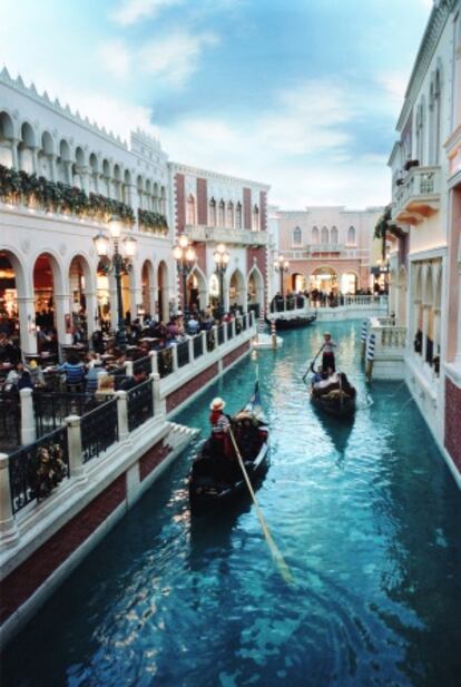 Adelson reinventó Venecia en un hotel-casino en el desierto de Nevada.