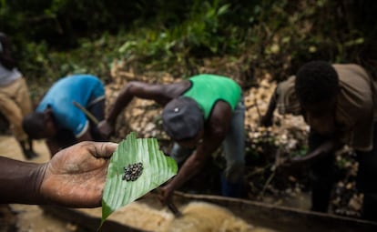 Mineros abriendo una nueva mina en Biambwe (Kivu Norte).