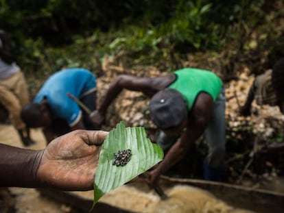 Mineros abriendo una nueva mina en Biambwe (Kivu Norte).