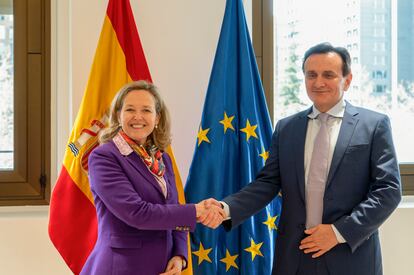 Nadia Calviño, vicepresidenta económica, y Pascal Soriot, CEO de AstraZeneca, este lunes en Madrid.