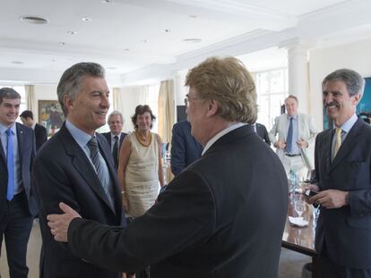 Mauricio Macri saluda al eurodiputado alemán Elmar Brok.
