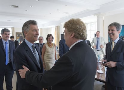 Mauricio Macri saluda al eurodiputado alemán Elmar Brok.