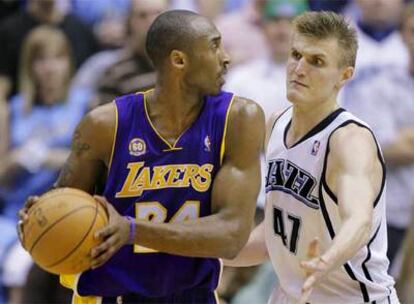 Andrei Kirilenko defiende una jugada de Kobe Bryant