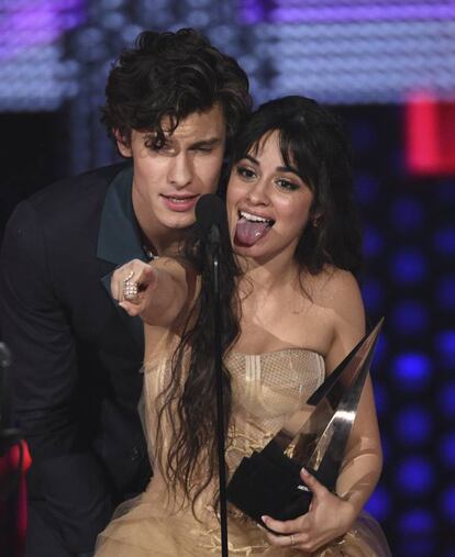 Shawn Mendes y Camila Cabello, tras recoger el premio por la Mejor Colaboración del Año por 'Señorita'.