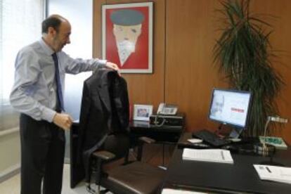 El candidato del PSOE a la Presidencia del Gobierno, Alfredo Pérez Rubalcaba, en su nuevo despacho en la sede de socialista de la madrileña calle Ferraz.