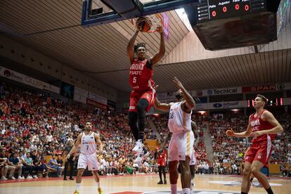 Yves Pons realiza un mate ante el Madrid.