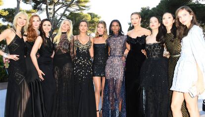 La modelos Alexina Graham, Kristina Bazan, Lara , Stone, Irina Shayk, Doutzen Kroes, Liya Kebede, Karlie Kloss, Barbara Palvin, Xiao Wen Juu y Luma Grothe, antes de la gala.