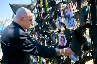 El primer ministro israelí, Benjamín Netanyahu, observa las fotos de los niños muertos en el ataque contra Majdal Shams, este lunes en esa localidad de los Altos del Golán sirios ocupados por Israel. 
