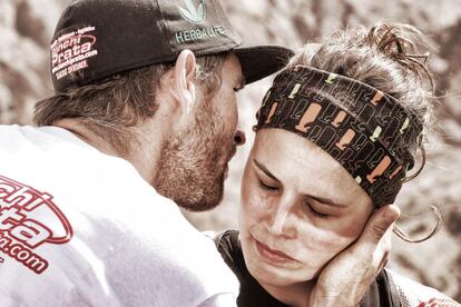 Pedro, pareja de Laia Sanz, la abraza al termino de la segunda etapa del Dakar de 2015.