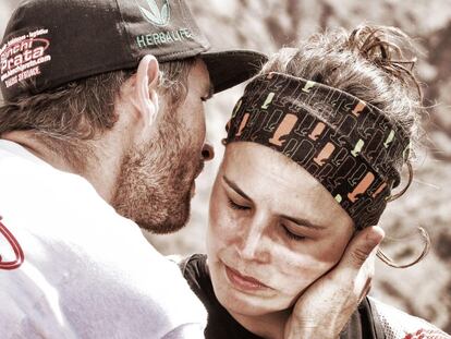 Pedro, pareja de Laia Sanz, la abraza al termino de la segunda etapa del Dakar de 2015.