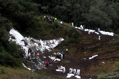 Vista general de las labores de rescate en el avión boliviano accidentado en el municipio de La Ceja, departamento de Antioquia (Colombia).