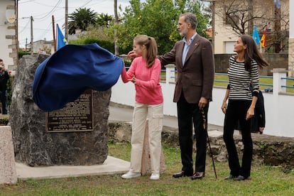  La princesa Leonor, que este próximo lunes cumple 17 años y ya estará de vuelta en Gales para continuar con el segundo curso de Bachillerato, ha sido la encargada de desvelar la placa conmemorativa de pueblo ejemplar. Esta villa toma el relevo de Santa María del Puerto, localidad perteneciente al concejo de Somiedo que fue galardonada con el Premio al Pueblo Ejemplar de Asturias el año pasado. El Premio al Pueblo Ejemplar de Asturias es un galardón que se concede desde 1990 por la Fundación Princesa de Asturias y cuyo objetivo de destacar la vida rural asturiana y su importancia.
