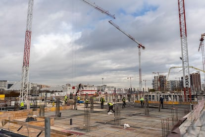 Obras de construcción de edificios residenciales en Valdebebas (Madrid), en diciembre.