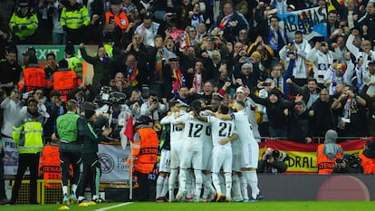 Los jugadores del Real Madrid celebran ante sus aficionados el cuarto gol de los blancos en Anfield.