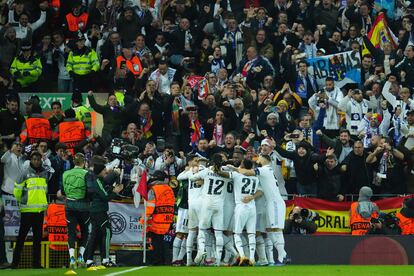 Los jugadores del Real Madrid celebran ante sus aficionados el cuarto gol de los blancos en Anfield.