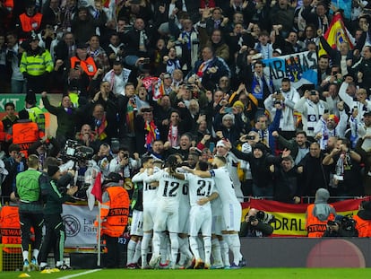 Los jugadores del Real Madrid celebran ante sus aficionados el cuarto gol de los blancos en Anfield.