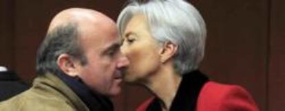 Guindos saluda a la directora gerente del FMI, Christine Lagarde, en la reunión del Eurogrupo