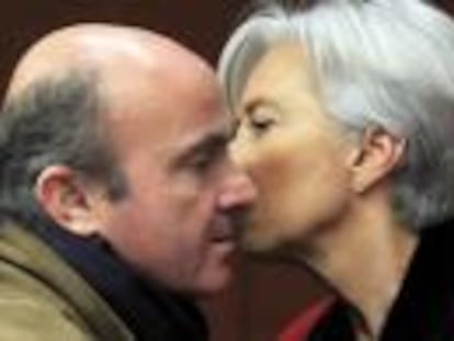 Guindos saluda a la directora gerente del FMI, Christine Lagarde, en la reunión del Eurogrupo