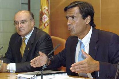 López Aguilar, durante la rueda de prensa con el presidente del Consejo General de la Abogacía, Carlos Carnicer.