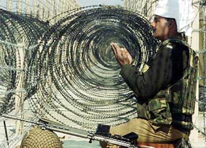 Un soldado indio, destinado en la frontera con Pakistán, lleva a cabo  sus oraciones en el día del Sacrificio.
