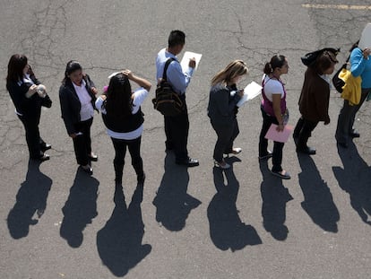 Solicitantes esperan en fila para ingresar a una feria de empleo en Ciudad de México, en una imagen de archivo.