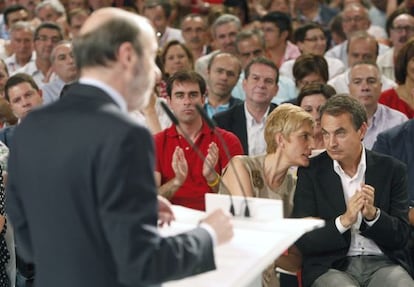 El candidato Alfredo Pérez Rubalcaba se dirige al auditorio, donde están en primera fila Zapatero y su mujer, Sonsoles Espinosa.