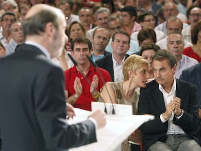 El candidato Alfredo Pérez Rubalcaba se dirige al auditorio, donde están en primera fila Zapatero y su mujer, Sonsoles Espinosa. 