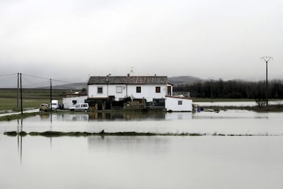 Una casa en el pueblo alavés de Durana, inundada por el río Zadorra.