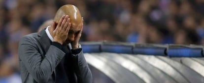 Guardiola es lamenta durant el partit.