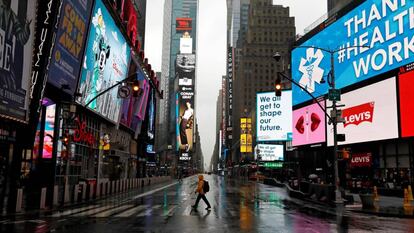 Un hombre camina por Times Square el pasado jueves. 