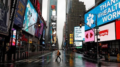Un hombre camina por Times Square el pasado jueves.