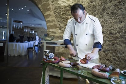 El cocinero Ángel León delante de su mesa de embutidos marinos en el restaurante Aponiente. ALVARO F. PRIETO