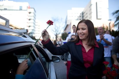 La líder laborista israelí, Shelly Yachimovich, de campaña en Tel Aviv.