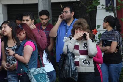 Habitantes del DF tras evacuar un edificio.