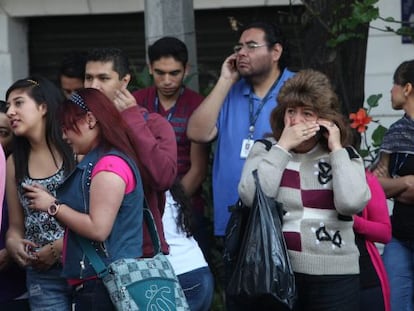 Habitantes del DF tras evacuar un edificio.