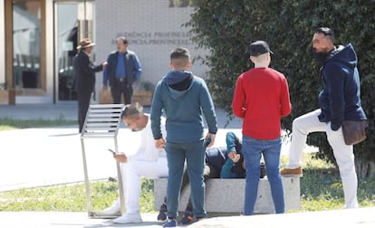 Familiares y amigos de los menores detenidos en la Ciudad de la Justicia de Castellón.