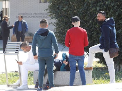 Familiares y amigos de los menores detenidos en la Ciudad de la Justicia de Castellón.