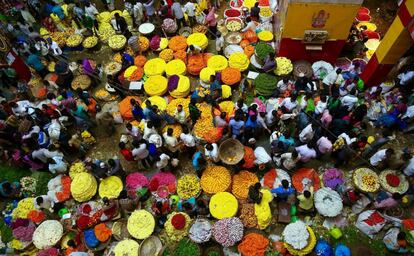 Una multitud compra flores en un mercado en la víspera del Festival Durga Puja en Bangalore (India).