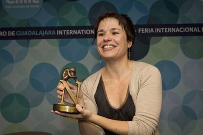 La escritora Betina González al recibir el premio Tusquets.