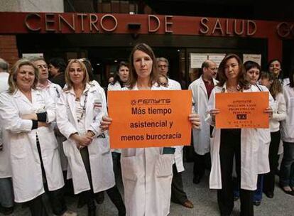 Protesta de médicos de primaria, ayer en la puerta de un ambulatorio de Madrid.
