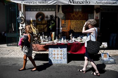 Turistas paeando por la "Feira da Ladra" , Feria de la ladrona, un mercado de segunda mano en el centro de Lisboa.