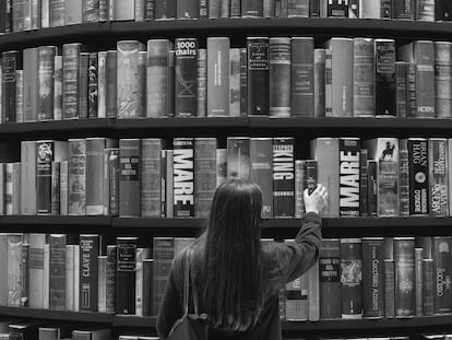Una mujer en una librería durante la Feria del Libro de Turín (Italia) de 2021.
