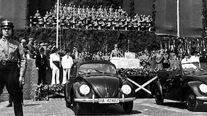 Ceremonia de colocación de la primera piedra de la fábrica de Volkswagen el 26 de mayo de 1938 en Wolfsburg