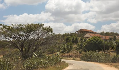 Ao fundo, a sede de administração, de onde se tinha uma visão de toda o 'campo'. 